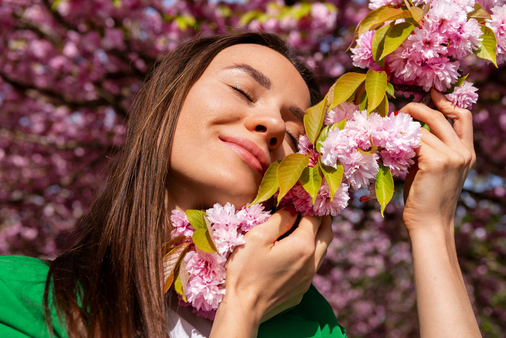 YVES No.1 – Veganes Eau de Parfum mit Kamille, Rose & Sandelholz. Sinnlich, bio, tierversuchsfrei & nachhaltig im 50 ml Spray aus recyceltem Glas & Aluminium.